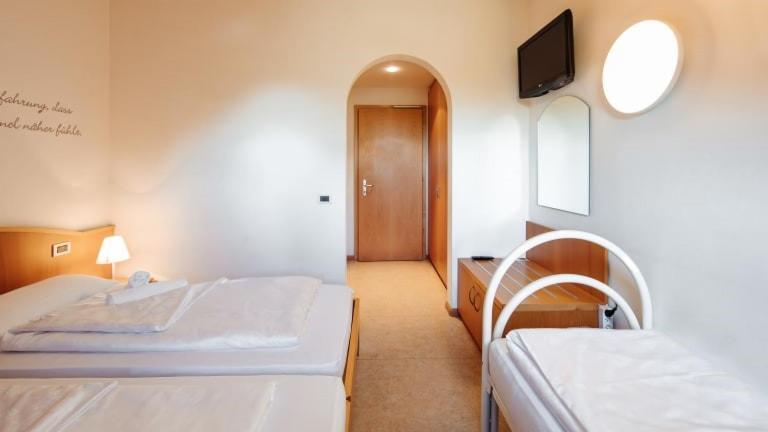 Hotel Corno Bianco Nova Ponente Exteriér fotografie
