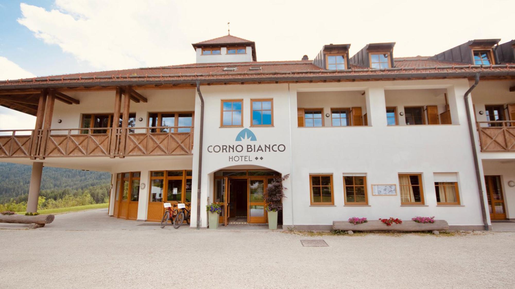 Hotel Corno Bianco Nova Ponente Exteriér fotografie