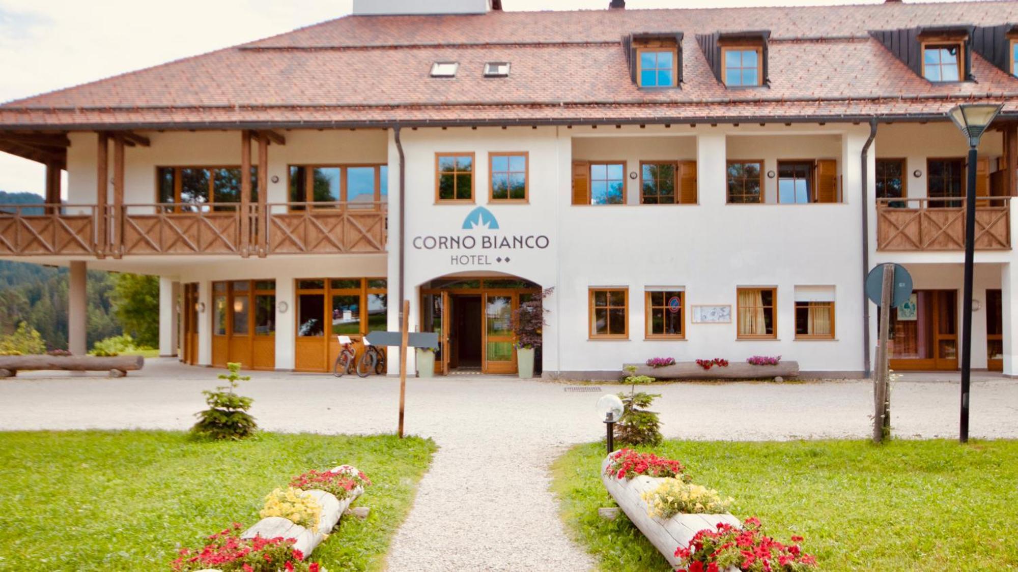 Hotel Corno Bianco Nova Ponente Exteriér fotografie