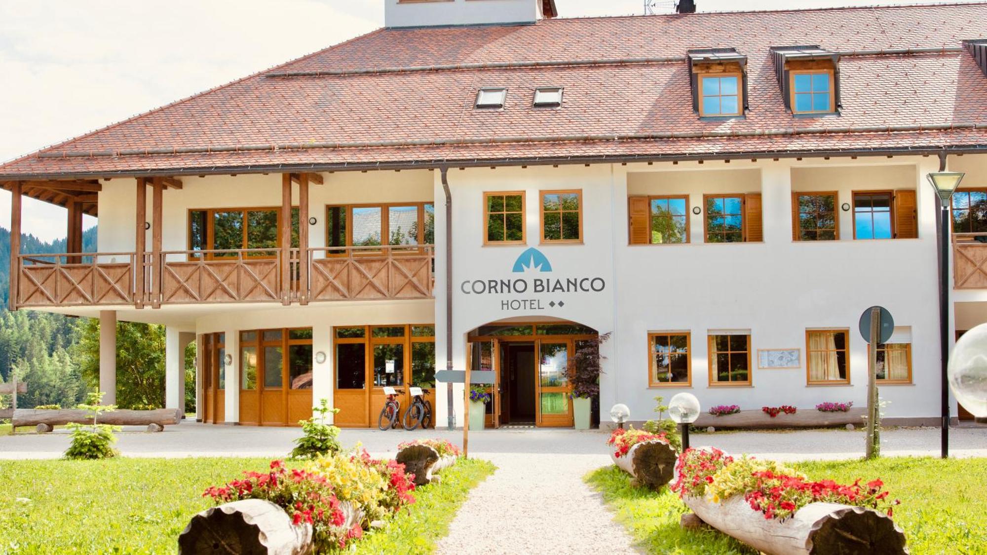 Hotel Corno Bianco Nova Ponente Exteriér fotografie