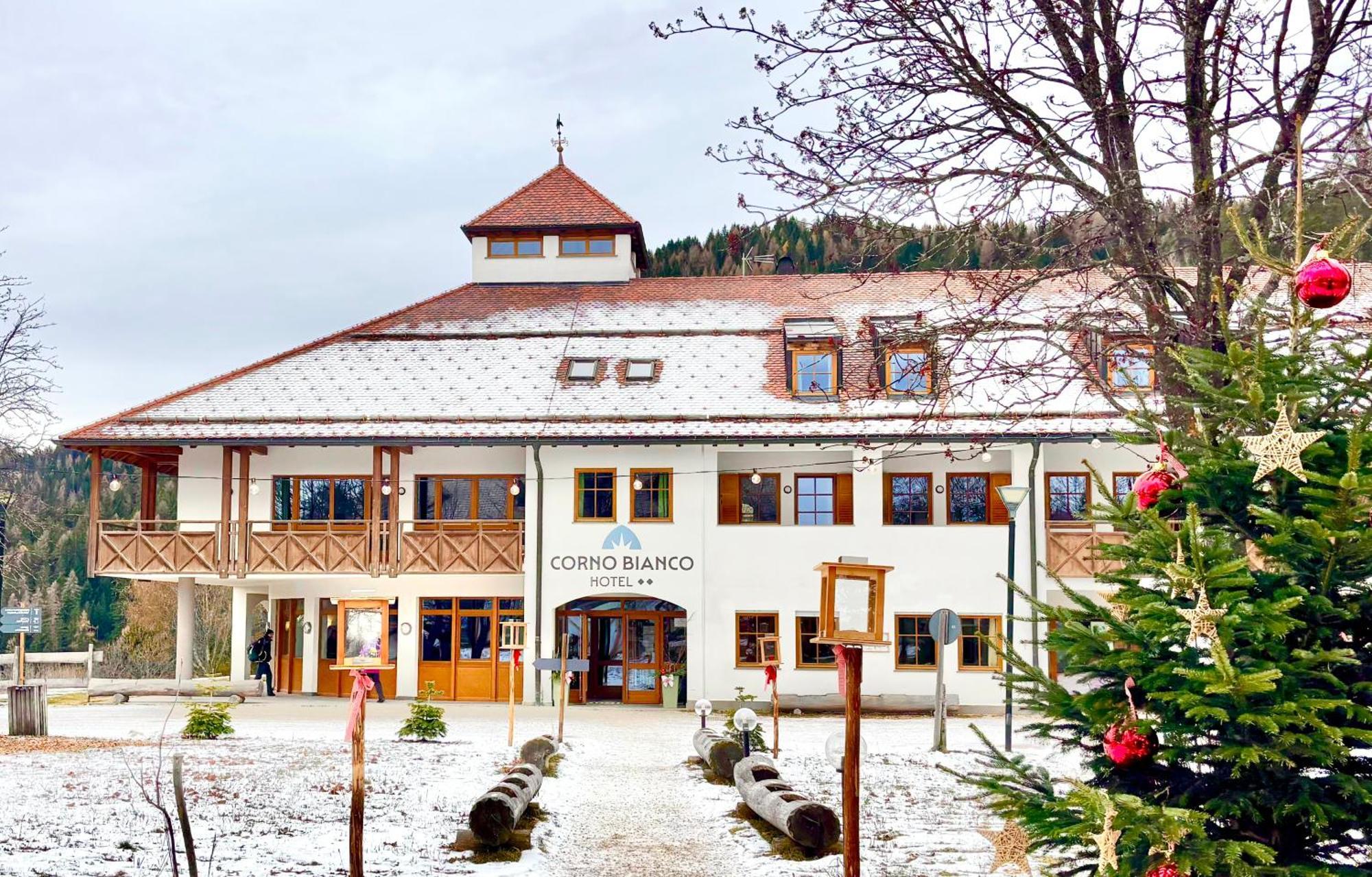 Hotel Corno Bianco Nova Ponente Exteriér fotografie